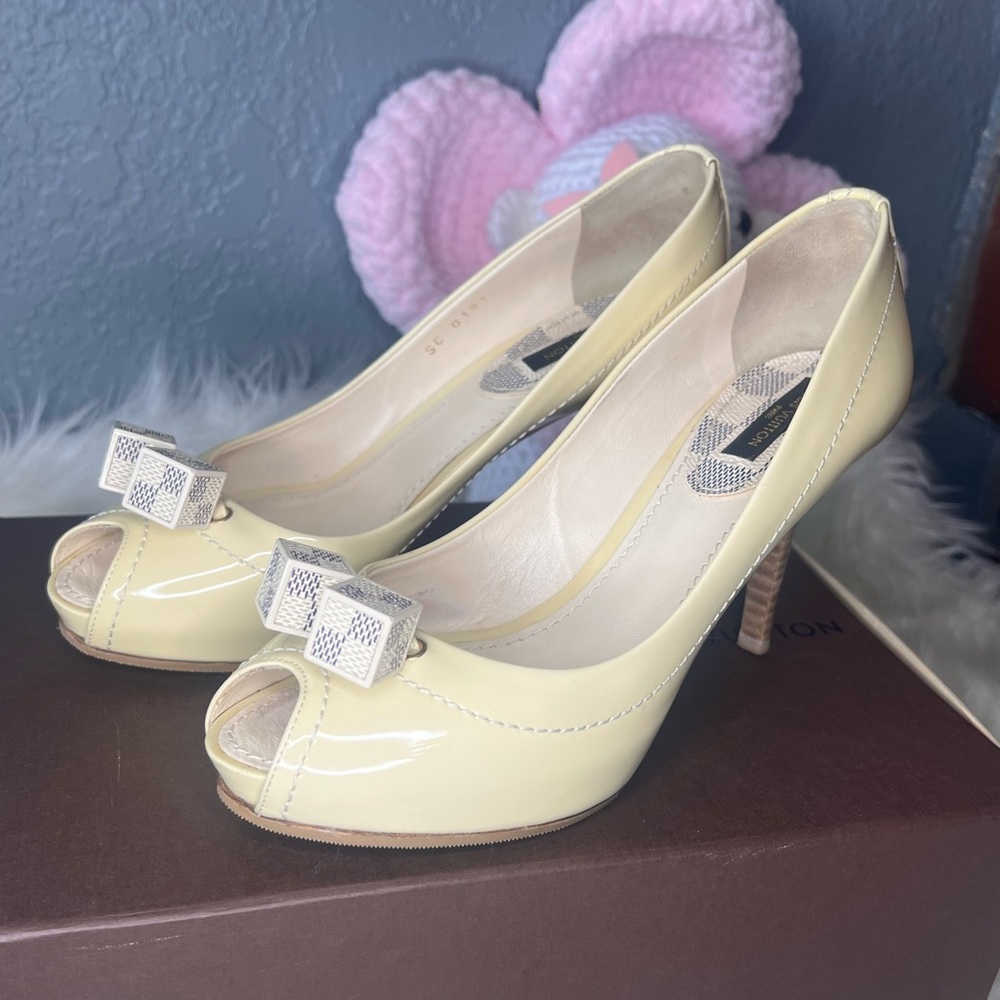 Louis Vuitton Cream Patent Leather and Damier Azur Peep Toe Heel Shoes Size EU36